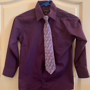 Dress shirt with tie.